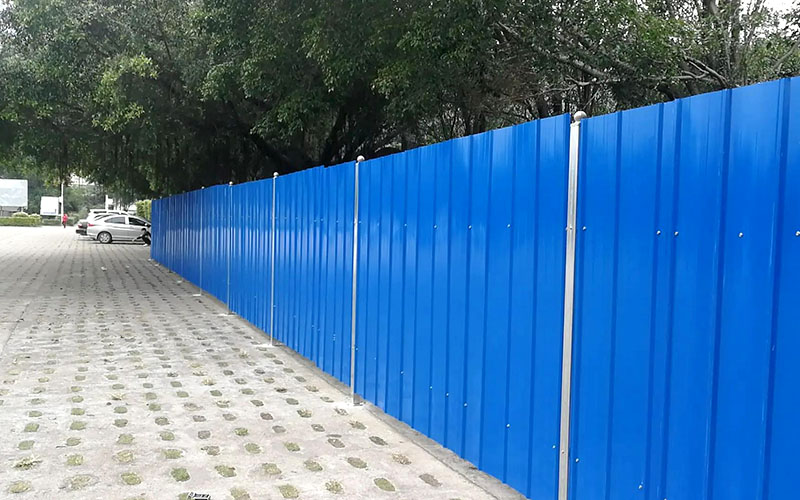 彩鋼瓦圍擋包工價(jià)多少特點？一平方價(jià)格介紹積極回應！